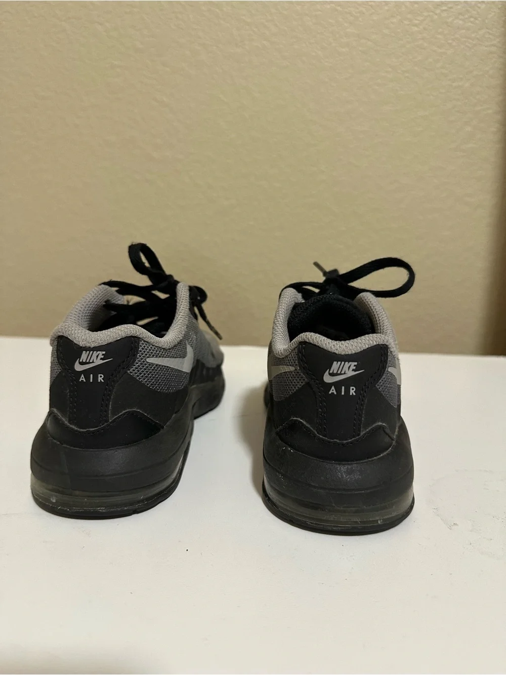Kid’s Nike Air Max Invigor | Grey and Black Low-Top Athletic Sneakers